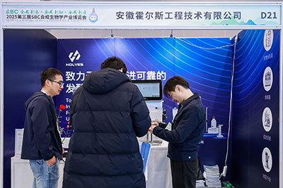 九一麻豆蜜臀團隊與客戶交流 九一麻豆蜜臀團隊與客戶交流